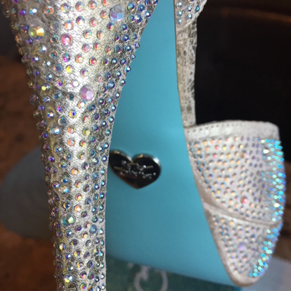 NIB Betsey Johnson Ivy Rhinestone Pumps, Champagne
